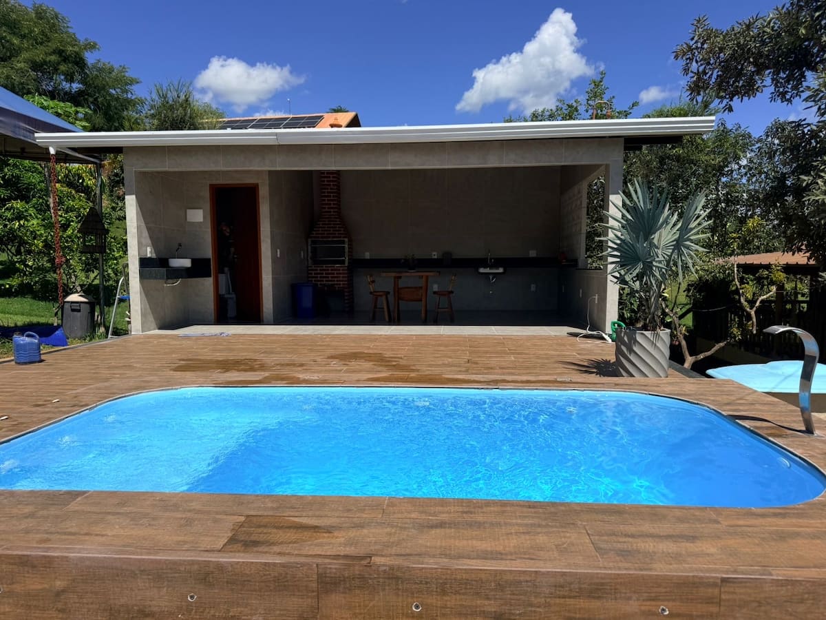 Área externa da piscina com vista para o lago