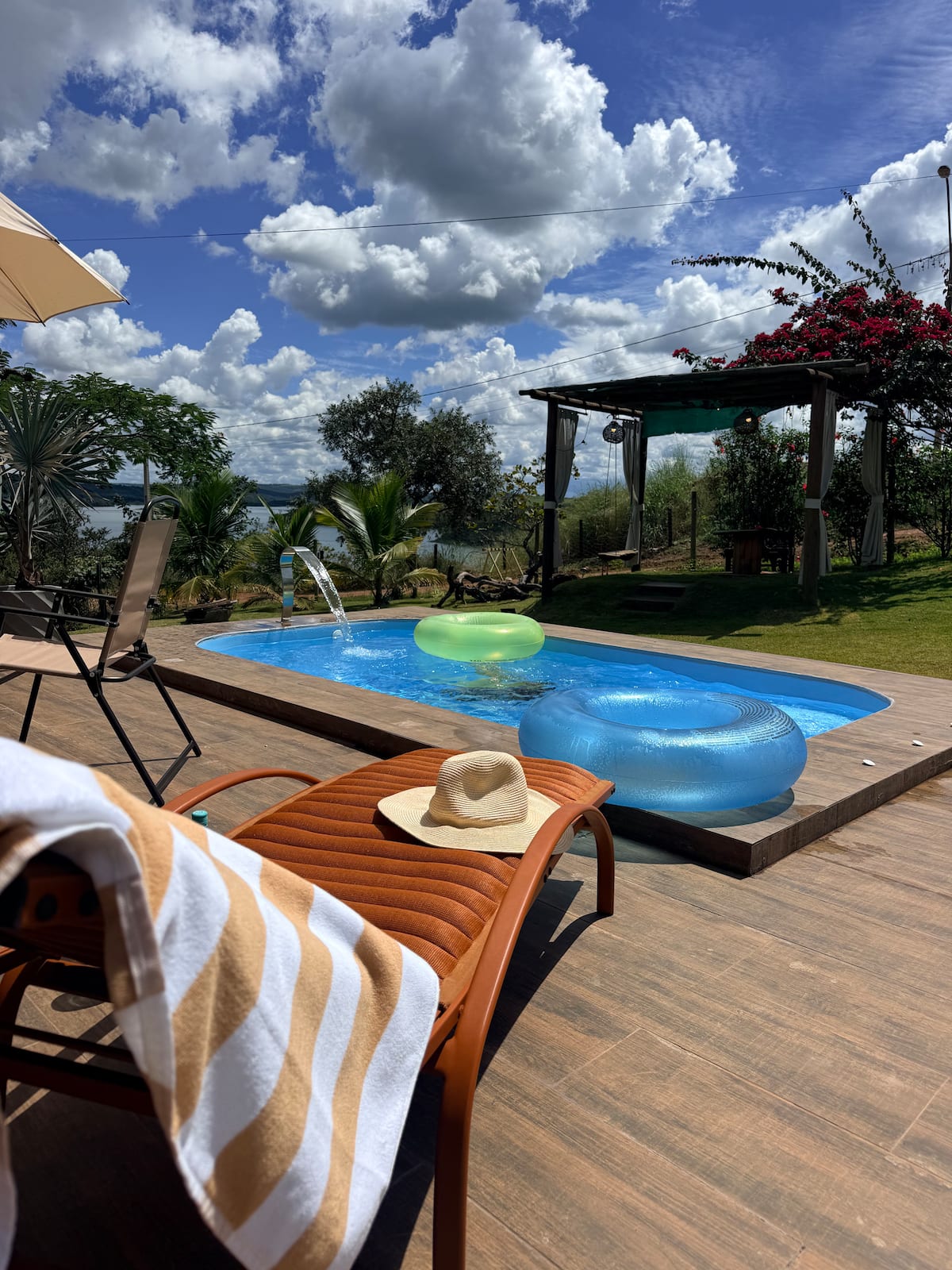 Piscina aquecida com vista para a natureza