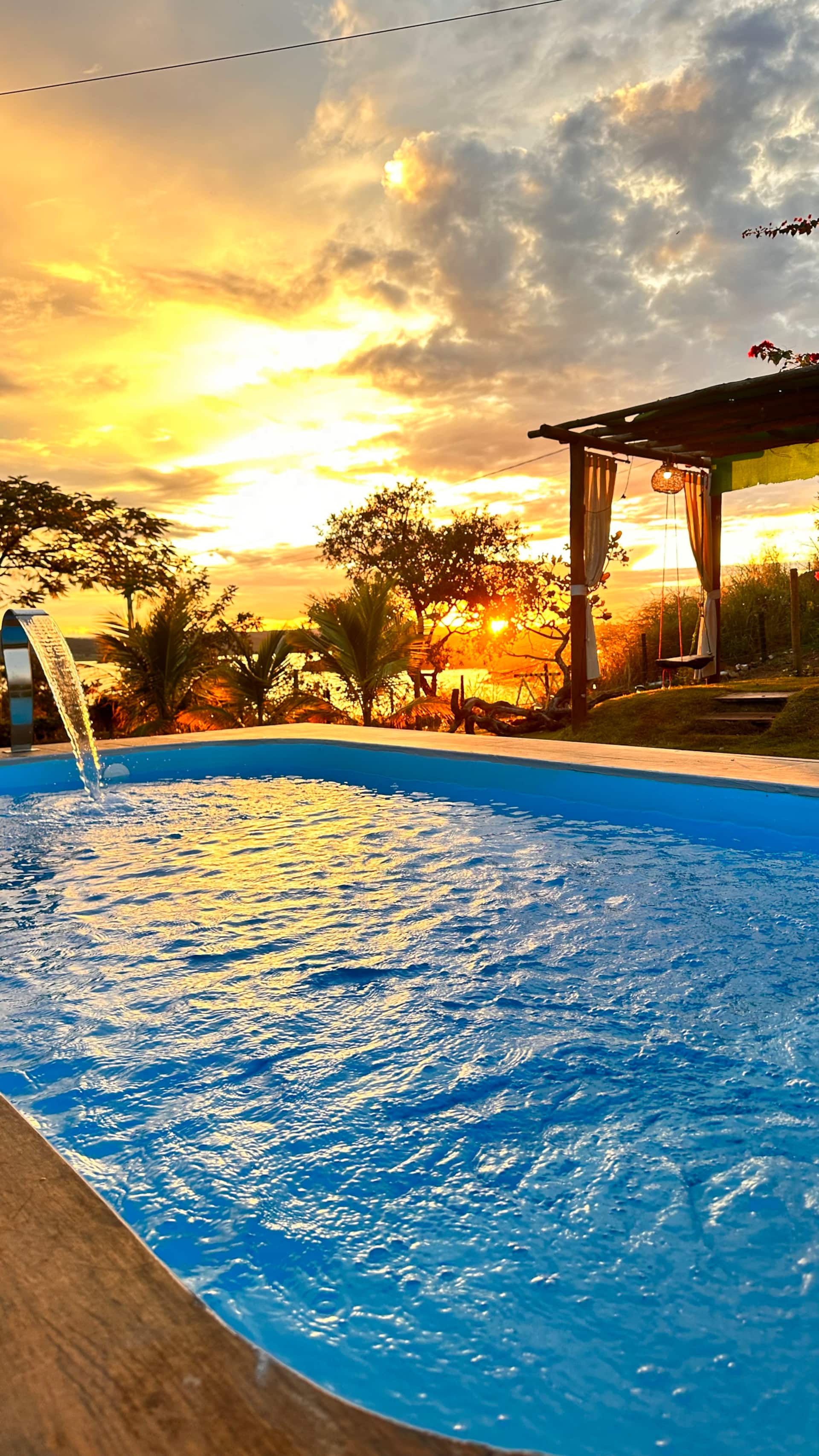 Pôr do sol na piscina do Chalé Pôr do Sol