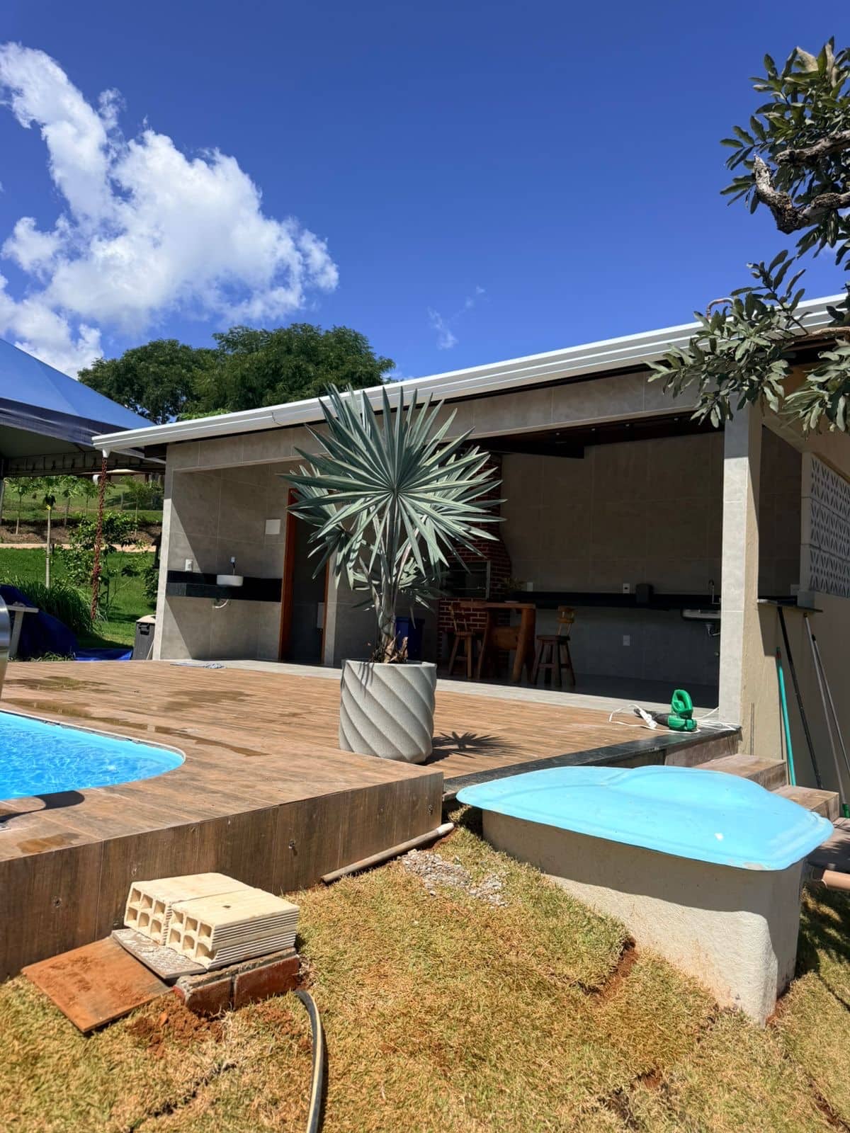 Piscina do chalé em dia de céu azul