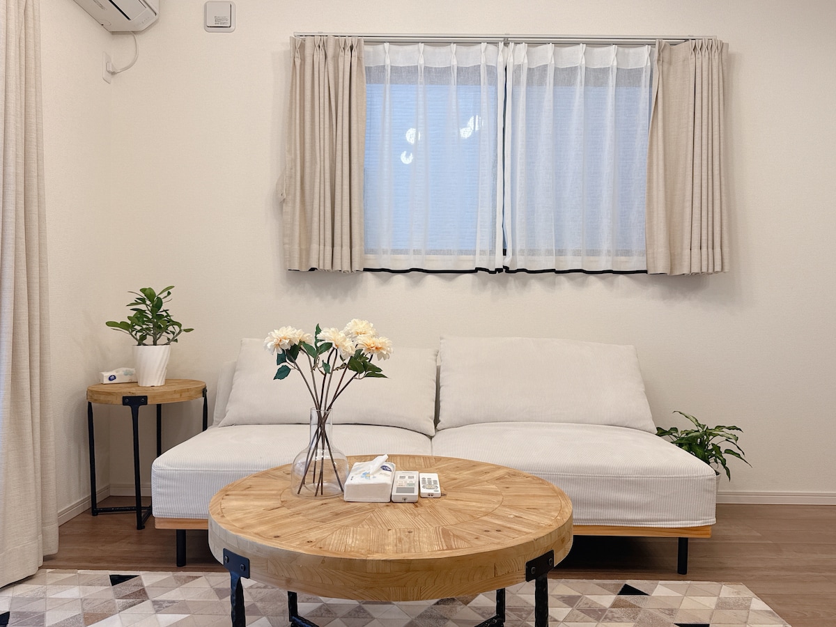 リビングには大きなソファがあり、ゲストがリラックスできます。窓はすべて明るく清潔で、照明がよく、エアコンが備わっています。昼夜を問わず快適に過ごせます。リビングルームの片側はダイニングエリアにつながっています。ゲストが多い場合は、ソファをソファベッドに展開できます。