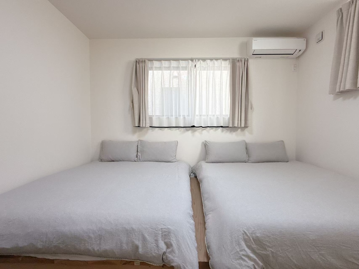 客室には1.5m x 2mのダブルベッド2台、5つ星ホテルの品質の寝具、エアコン、クローゼット、その他の必需品が備わっています。光がよく入って、装飾も素敵です。ゲストの安心した睡眠を保証します。