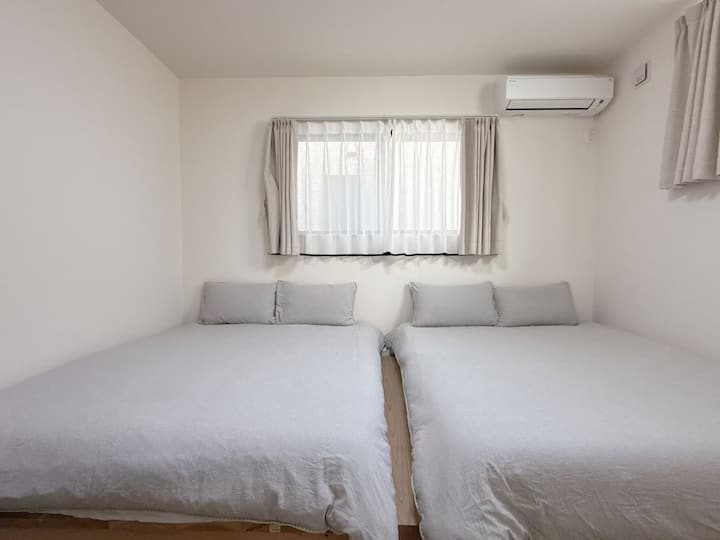 客室には1.5m x 2mのダブルベッド2台、5つ星ホテルの品質の寝具、エアコン、クローゼット、その他の必需品が備わっています。光がよく入って、装飾も素敵です。ゲストの安心した睡眠を保証します。