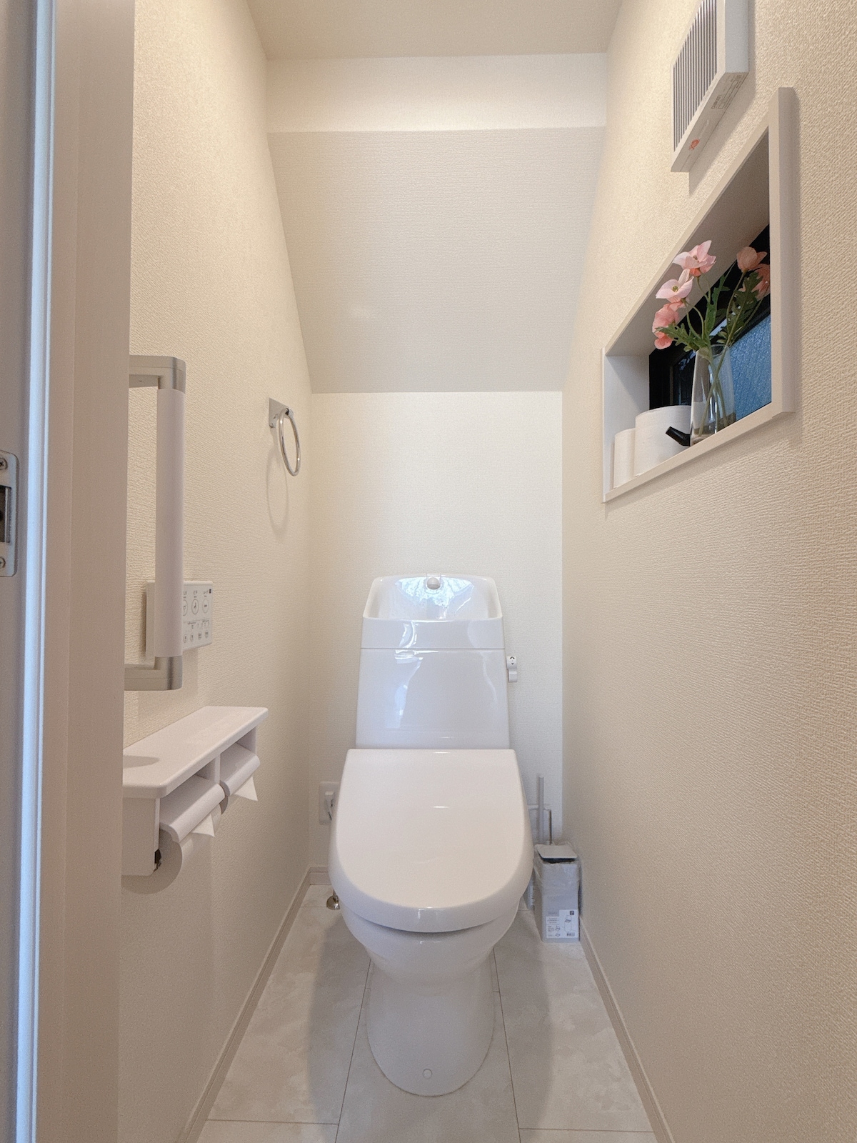 スマートトイレと電動便座。洗浄と加熱の両方の機能を備えています。お客様ごとに洗浄し、安心してご宿泊いただけます。