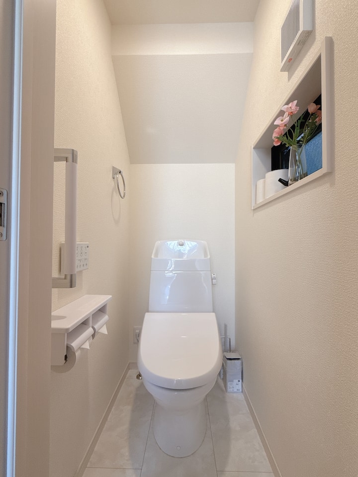 スマートトイレと電動便座。洗浄と加熱の両方の機能を備えています。お客様ごとに洗浄し、安心してご宿泊いただけます。