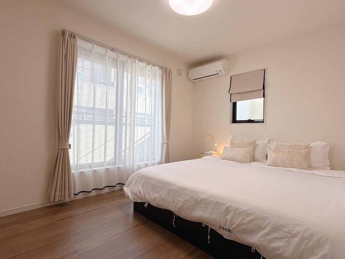 客室には1.8m x 2mのダブルベッド、5つ星ホテルの品質の寝具、エアコン、クローゼット、その他の必需品が備わっています。採光が良く、装飾も素敵です。ゲストの安心した睡眠を保証します。