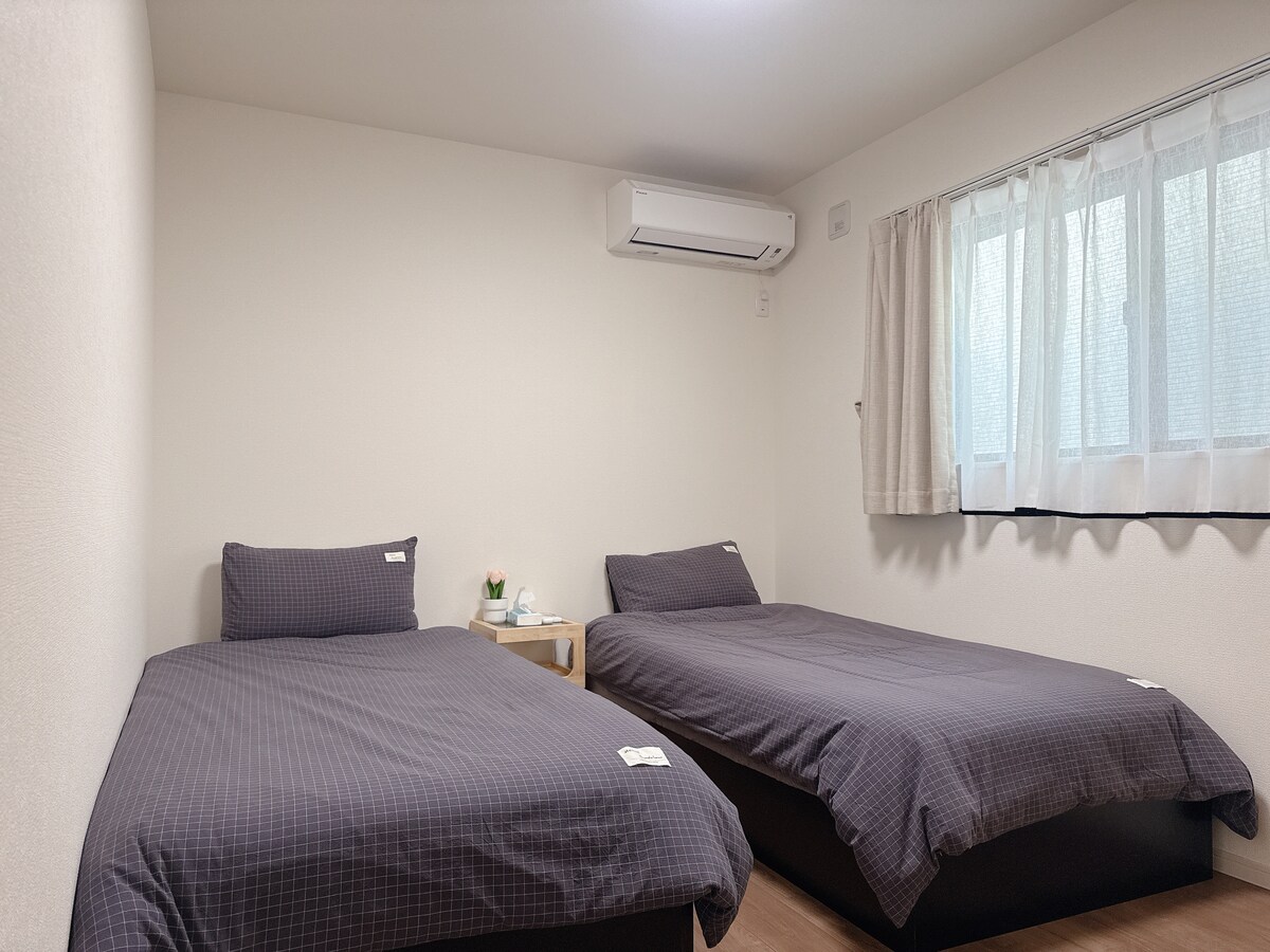 客室には1.1m x 2mのシングルベッド2台、5つ星ホテルの品質の寝具、エアコン、クローゼット、その他の必需品が備わっています。採光が良く、装飾も素敵です。ゲストの安心した睡眠を保証します。