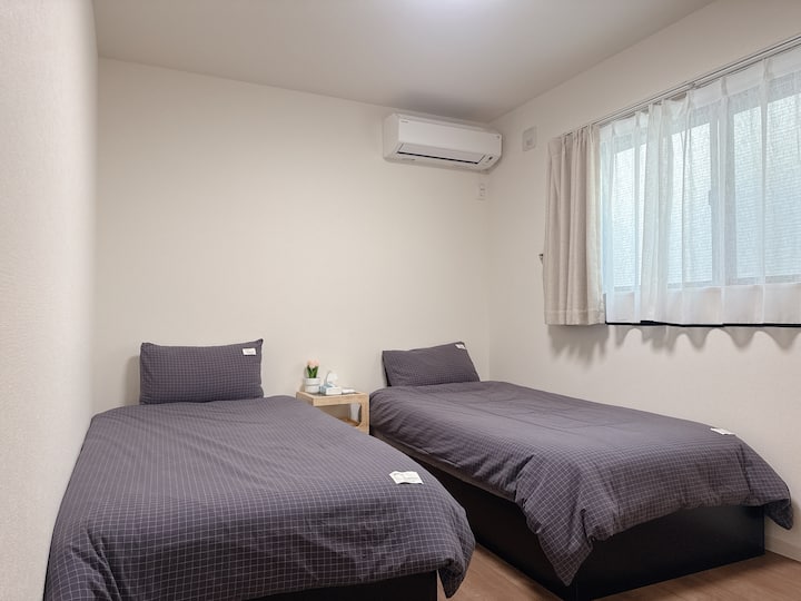 客室には1.1m x 2mのシングルベッド2台、5つ星ホテルの品質の寝具、エアコン、クローゼット、その他の必需品が備わっています。採光が良く、装飾も素敵です。ゲストの安心した睡眠を保証します。