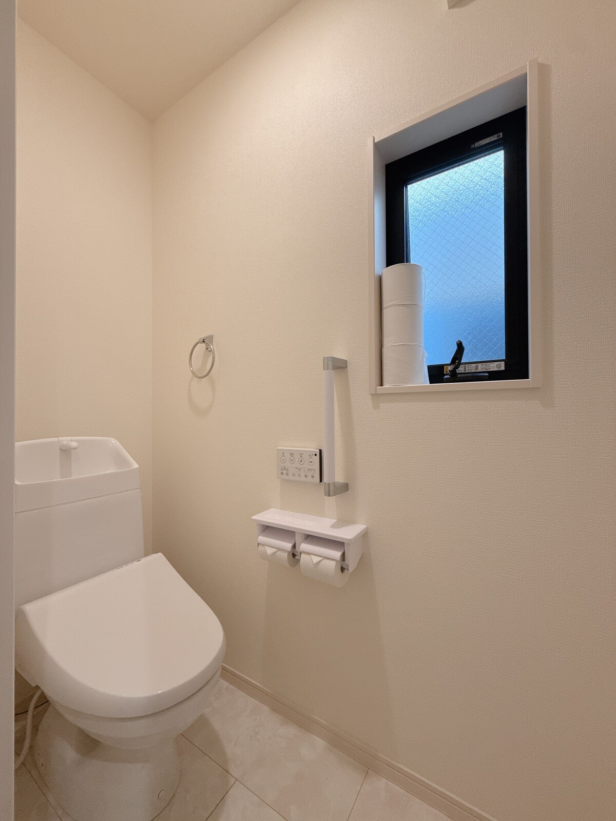 スマートトイレと電動便座。洗浄と加熱の両方の機能を備えています。お客様ごとに洗浄し、安心してご宿泊いただけます。