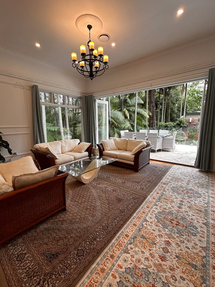 Villa Palmera, A Luxury Resort House - Sydney