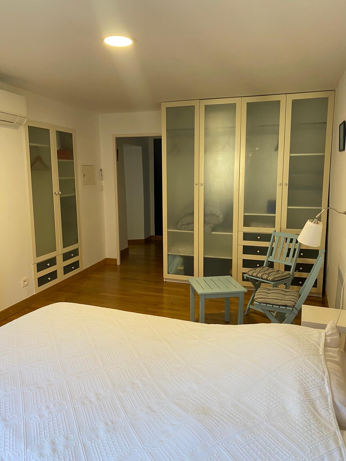 一楼双标准双人床房间，带更衣室