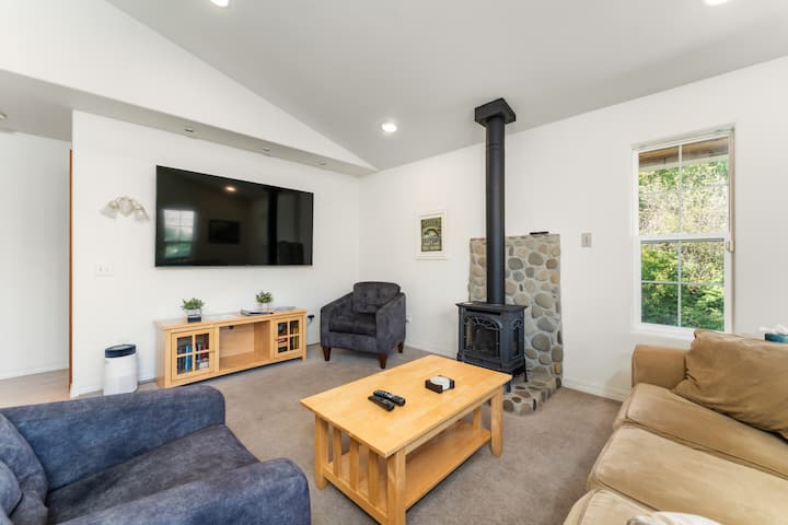 Lakefront Escape: Hot Tub, Dock, Family Fun - Manson, WA