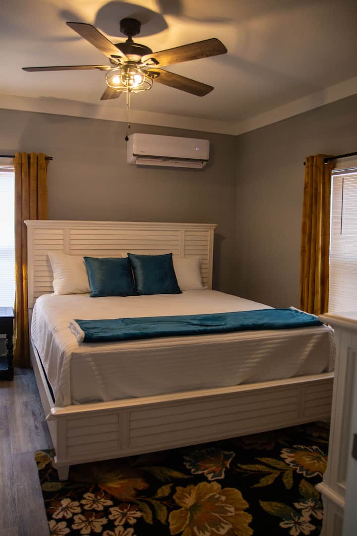 Cama tamaño king con lujosa ropa de cama. Armario de tamaño completo. 