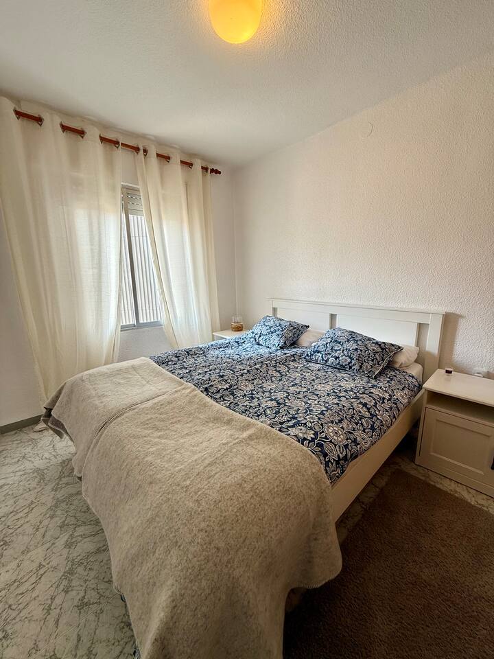 Საწოლი 160*200 სმ, ორი საწოლისპირა მაგიდით 