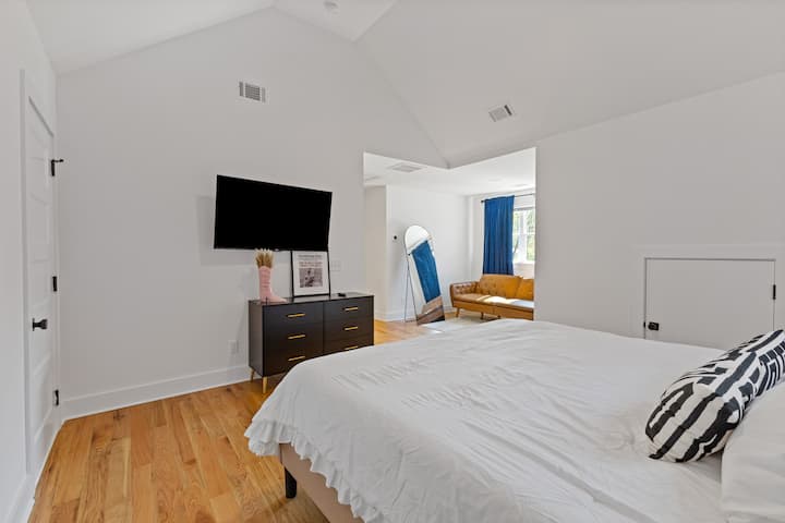 سرير كينج مع تلفزيون ذكي في غرفة النوم الرئيسية