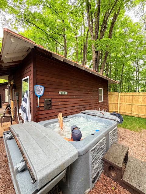 Village Cottages East: Studio with a hot tub !