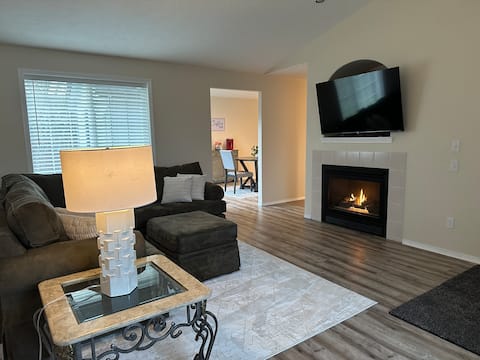 Kozy Keizer Getaway w/ Fireplace