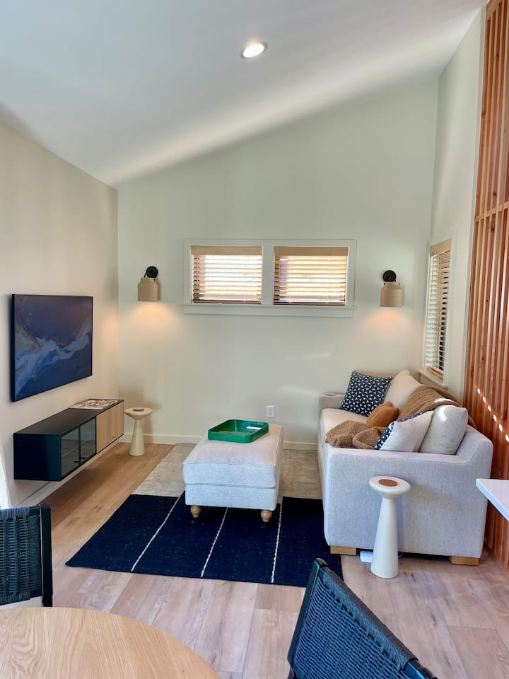 Დაისვენეთ ამ მყუდრო, ელეგანტურ მისაღებ ოთახში პლუშის დასაჯდომით და რბილი განათებით. Იდეალურია განტვირთვისთვის პორტლენდის დათვალიერების შემდეგ!
Samsung Art Frame TV ყველა სტრიმინგ-არხით, რომ უყუროთ თქვენი პირადი გამოწერით.