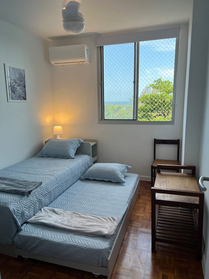 Vitanda viwili pacha.  Kiyoyozi na Wi-Fi. 