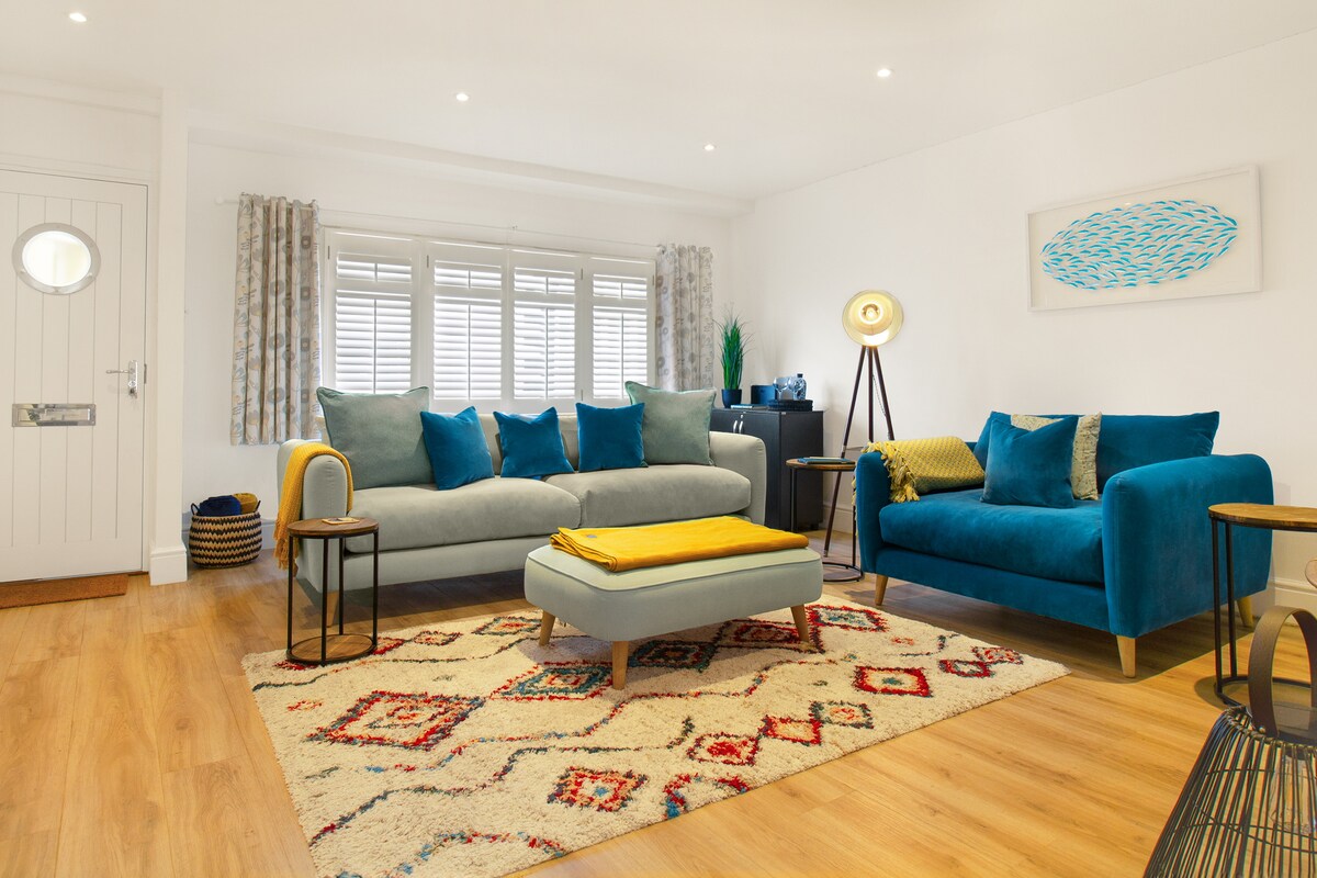 Popular Airbnb listing: Bright, open plan cottage with garden in Irsha St in Northam
