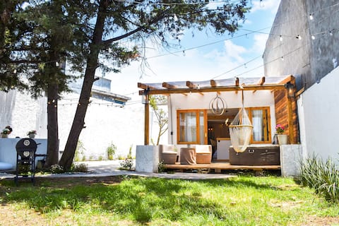 Intimate retreat with private Jacuzzi + magical village