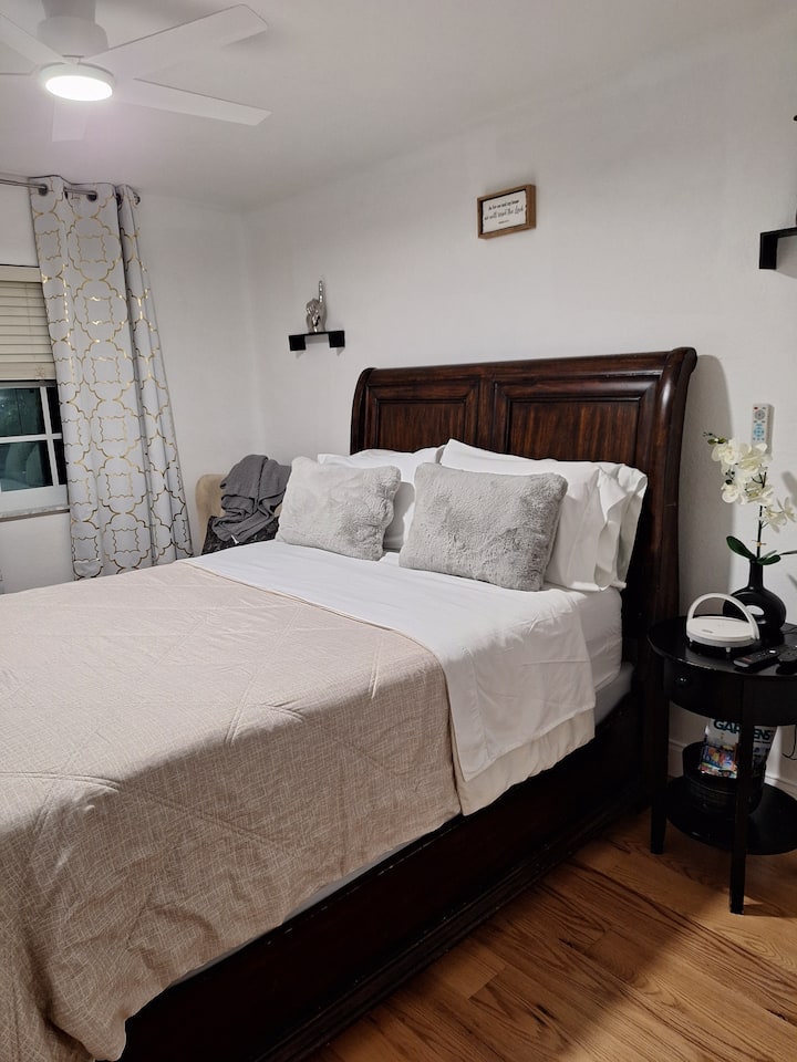 hermosa habitación con mucho espacio