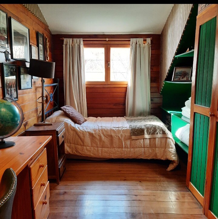 חדר עם מיטה אחת ועוד אחת שנפתחת מלמטה