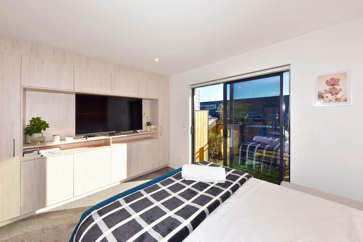 Sunny Studio Haven In Central Christchurch - West Coast
