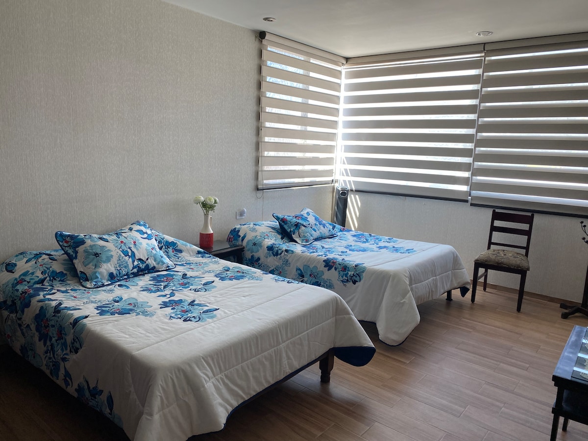 2 bračna kreveta sa zajedničkom kupaonicom s mojim tatom. Imaju svoja vrata 