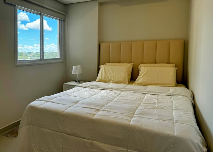 床很舒适，卧室光线充足，配有一个标牌，您可以存放衣服。 