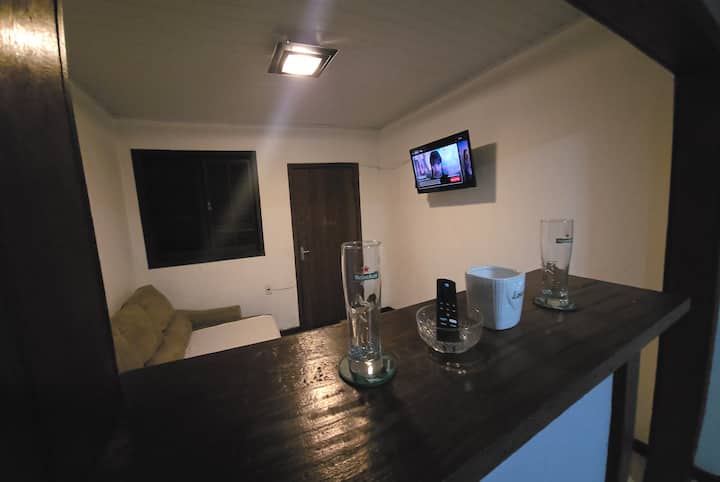 Dhomë televizori. Ka një divan-krevat dhe një televizor inteligjent me të gjitha kanalet, filmat dhe serialet e disponueshme...
Wi-Fi dhe një ventilator.