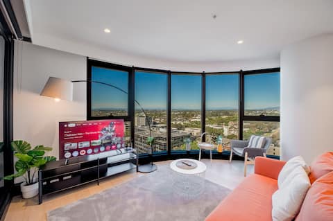 Luxury Sky One 2BR Box Hill Skyline View Pool Gym
