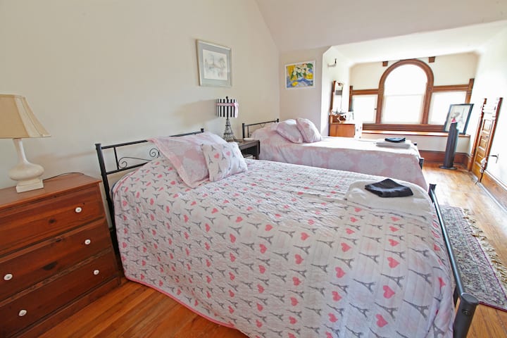 “Dhomë gjumi e bukur në Paris” me dritare të lakuara dhe 2 krevate dopio