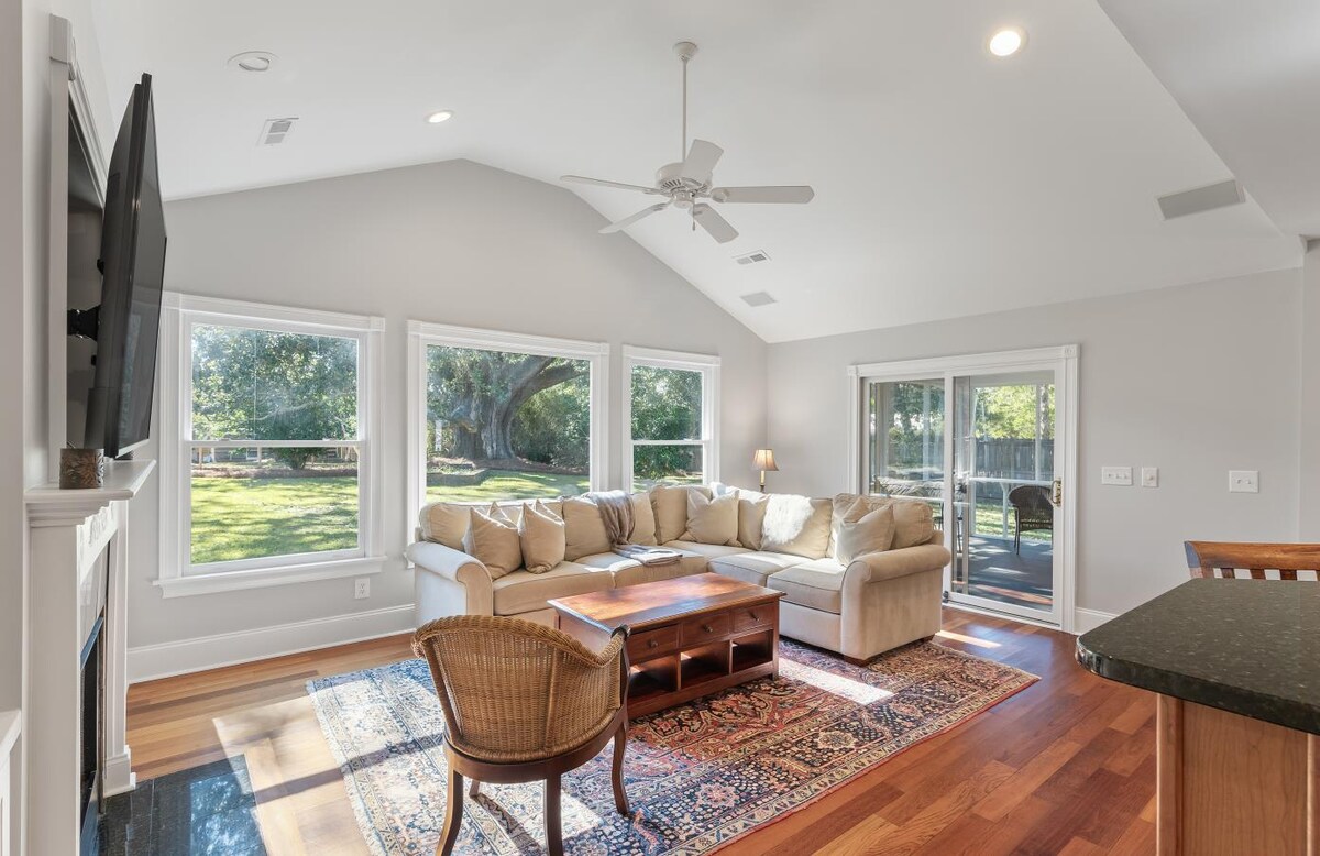 Top Airbnb: Best location in Mt Pleasant! in Mount Pleasant