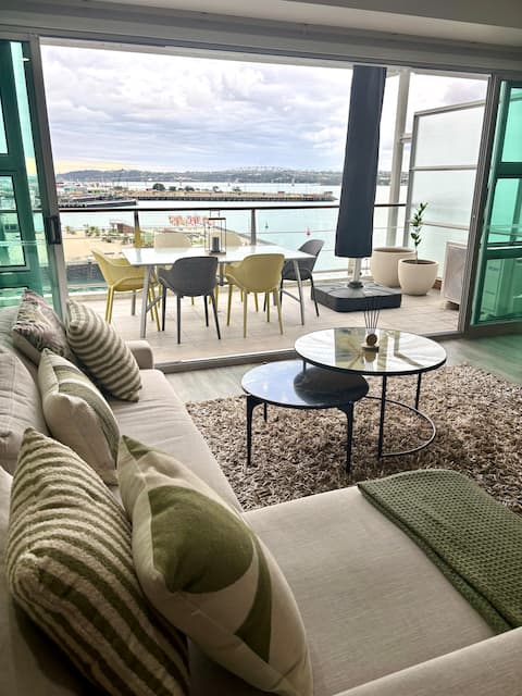 Popular Airbnb listing: Modern 2-Bedroom Waterfront Apt in Auckland City Centre