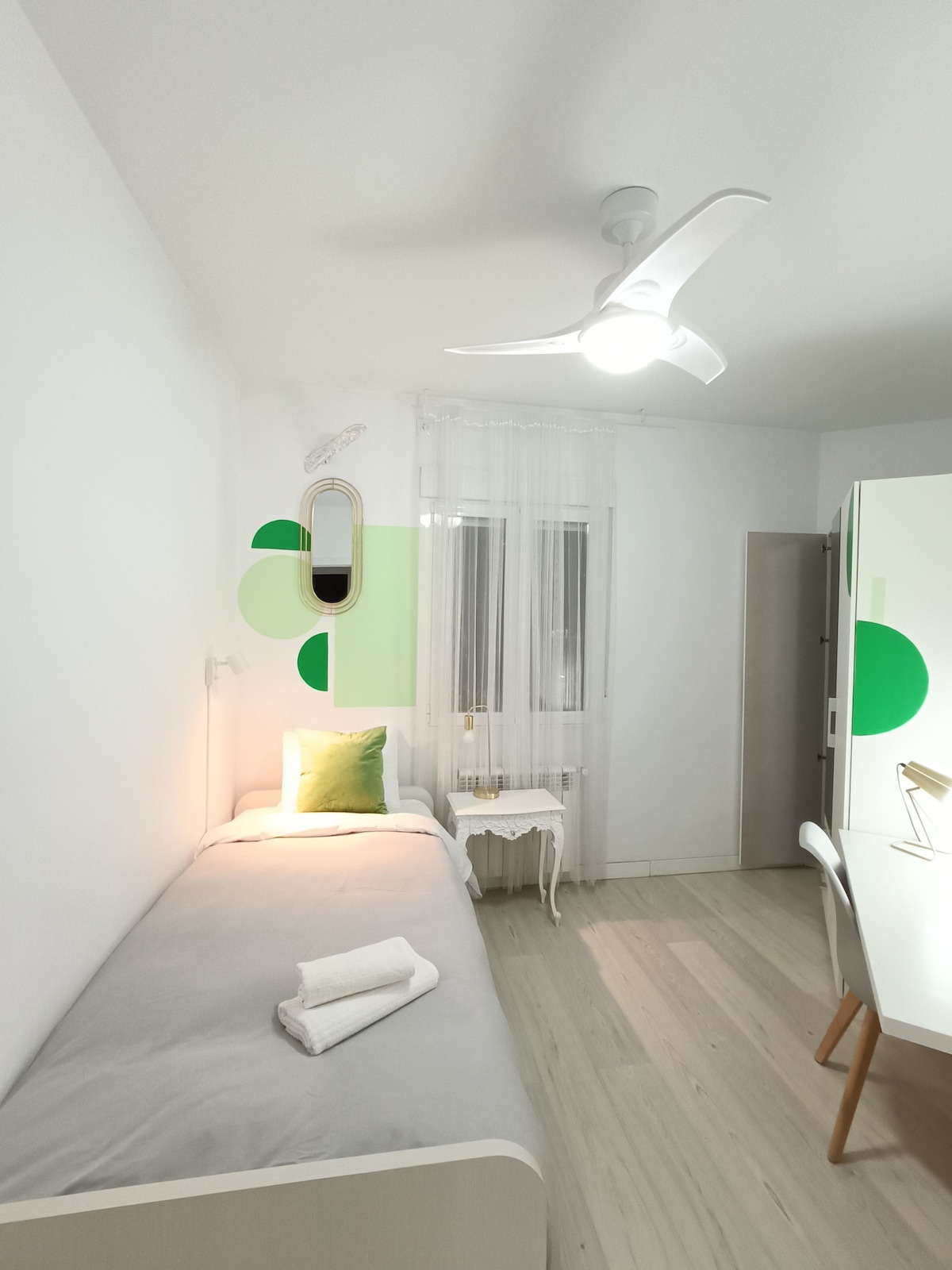 חדר פרטי מיטת יחיד 100x190 ס"מ חיצוני עם חלון רחוב. "דלת נעולה עם מפתח" יש בה מצעי כותנה רכים מאוד. יש בו ארון גדול, שולחן עבודה עם הרבה אור טבעי.