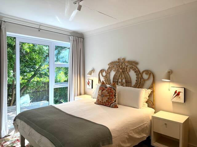 Garden cottage 2min walk from Kloof St gallery image 2