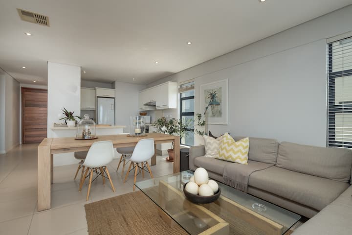 Luxury Central Umhlanga Apartment * Sleeps 6 - Umhlanga