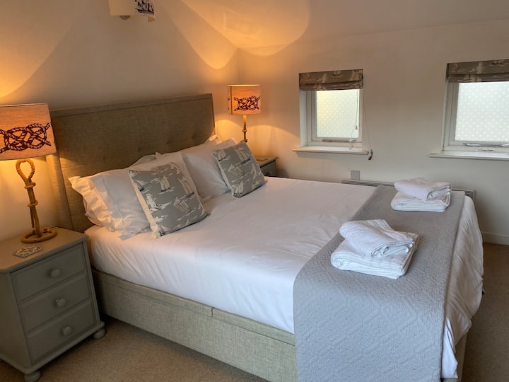 Обезбедени се брачен кревет (широк 150-179 см), постелнина и крпи. 