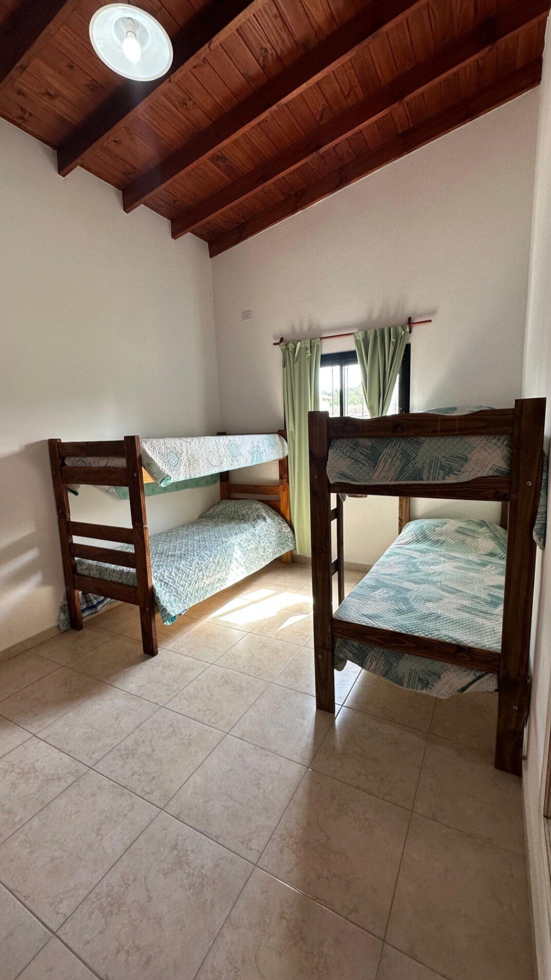 Habitación con dos literas/chuchetas para cuatro personas cuenta con ropero y ganchos.