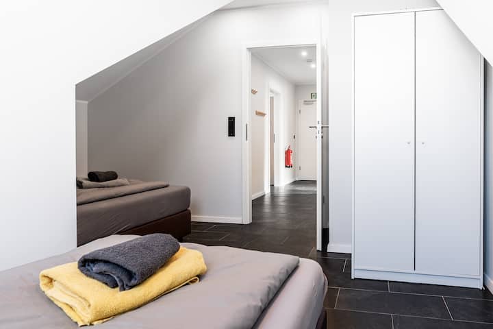 Спалня с единични легла и гардероб 