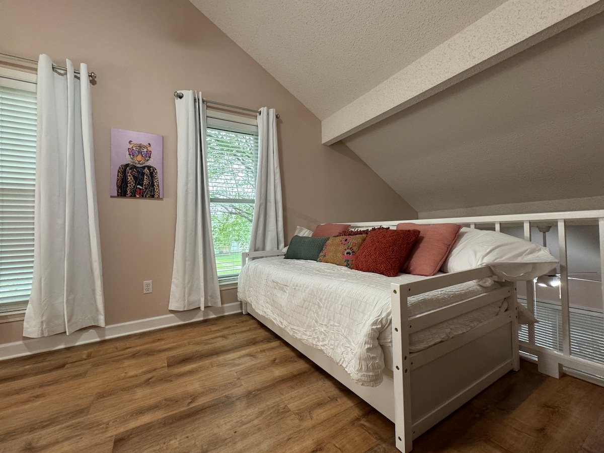 Super cute, super comfy day bed with trundle!