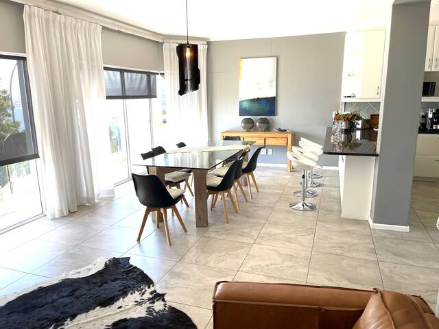 Sunset Villa with a heated pool + fantastic views gallery image 5