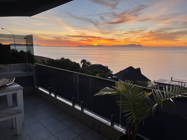 Sunset Villa with a heated pool + fantastic views