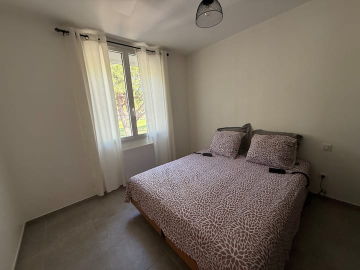 Spavaća soba 2 sastoji se od bračnog električnog kreveta s dvije strane 80 x 200 cm s kontrolama za podizanje naslona i nogu sa svake strane. 
Električna posteljina André Renaud. 