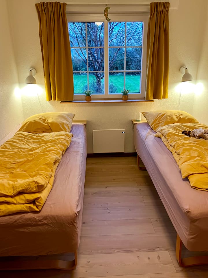 ห้องพักพร้อมบ็อกซ์สปริงขนาด 90x200 2 ตัวและตู้เสื้อผ้าบิวท์อิน