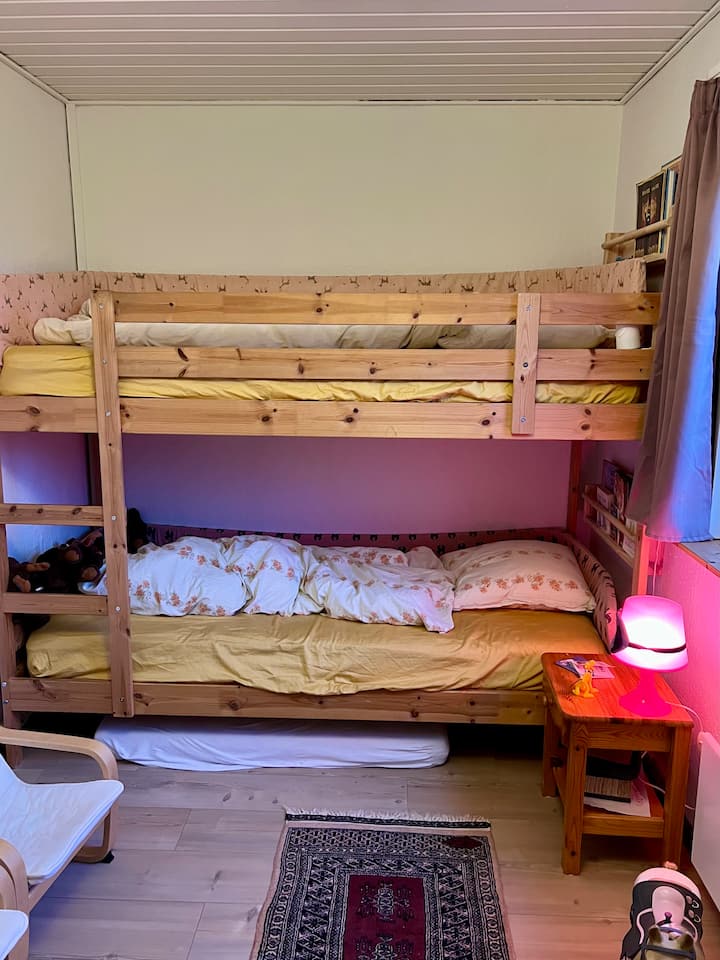 ห้องพักพร้อมเตียงสองชั้น (90x200) และตู้เสื้อผ้าบิวท์อิน