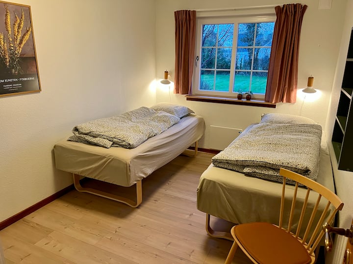 ห้องพักพร้อมบ็อกซ์สปริงขนาด 90x200 2 ตัวและตู้เสื้อผ้าบิวท์อิน