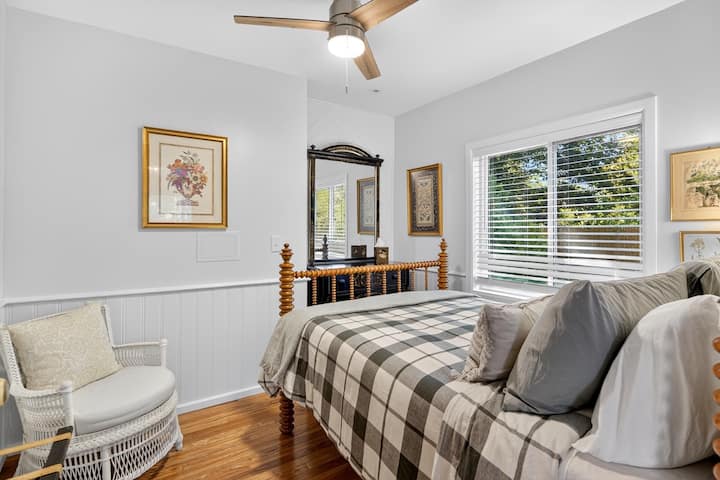 Spálňa na prízemí s americkou posteľou s vretenom sústruženou v javorovom dreve.Veľmi pohodlný matrac na mieru.