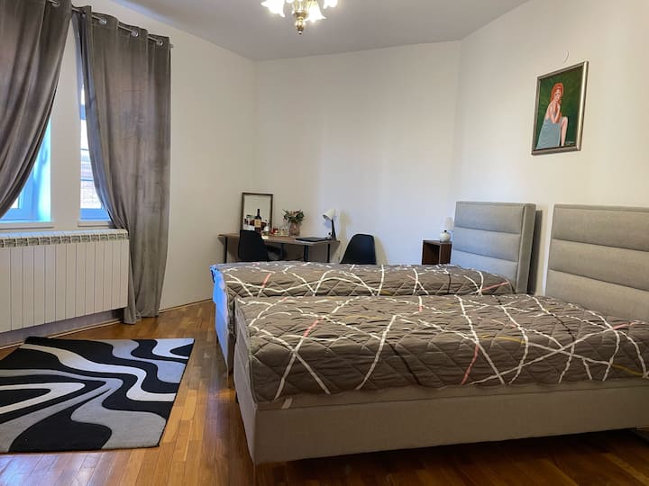 Izuzetna udobnost. Premium kreveta i Deluxe posteljine i jastuka. Mir i tišina doprineće da se u ovoj sobi kao i u čitavom objektu lepo odmorite i naspavate.